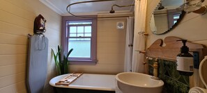 Combined shower/bathtub, rainfall showerhead, free toiletries