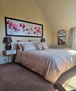 Premium bedding, pillow-top beds, minibar, in-room safe - Dovecote House Bed and Breakfast (Auckland)