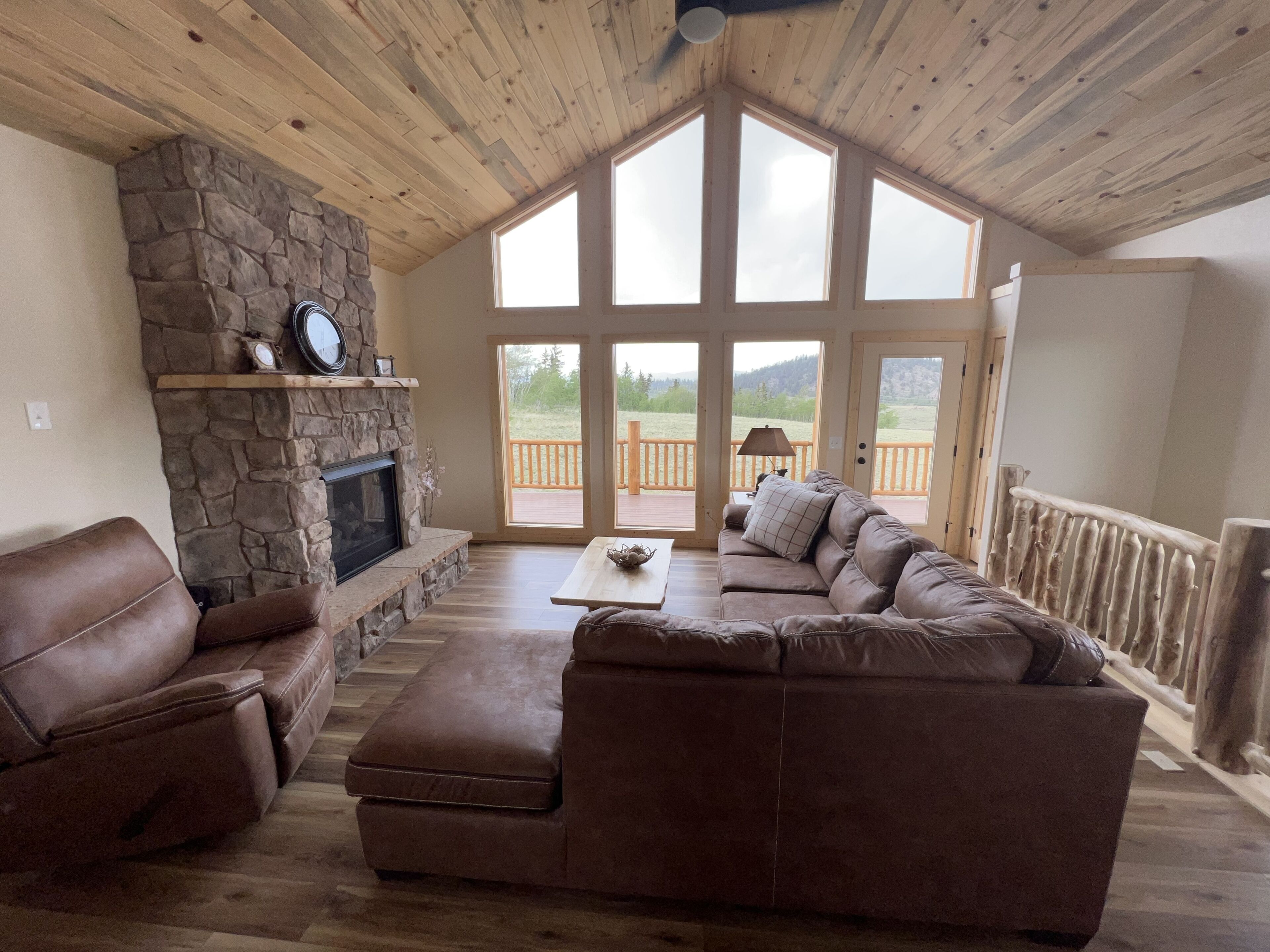 Een smart-tv, een open haard en boeken