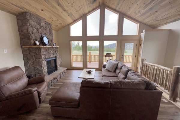 Een smart-tv, een open haard en boeken