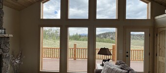 Brand New 4-bedroom cabin/stunning views/king bed, Hot Tub!!!