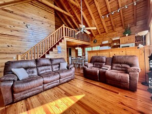 Smart TV, fireplace, DVD player, ping pong - River Front Log Cabin- Hot Tub-Tubing on the River, Pet Friendly. (Blairsville)