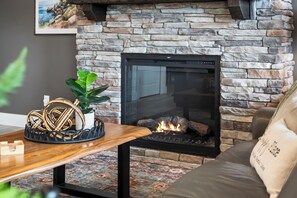 Smart TV, fireplace, video games - LakeTop Retreat - Sauna & Hot Tub! Indoor/Outdoor pools, Lake View, mins to SDC (Branson)