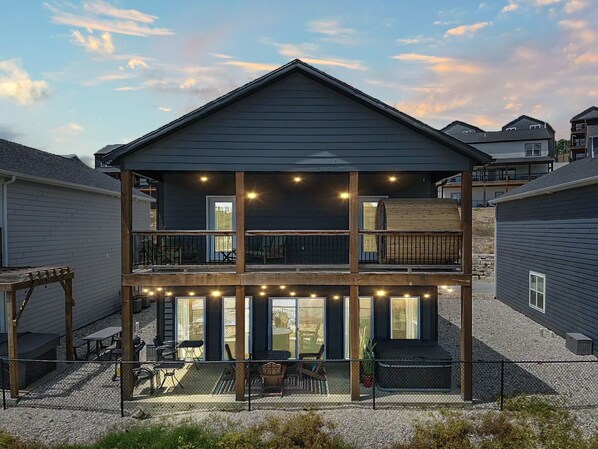 Outdoor dining - LakeTop Retreat - Sauna & Hot Tub! Indoor/Outdoor pools, Lake View, mins to SDC (Branson)