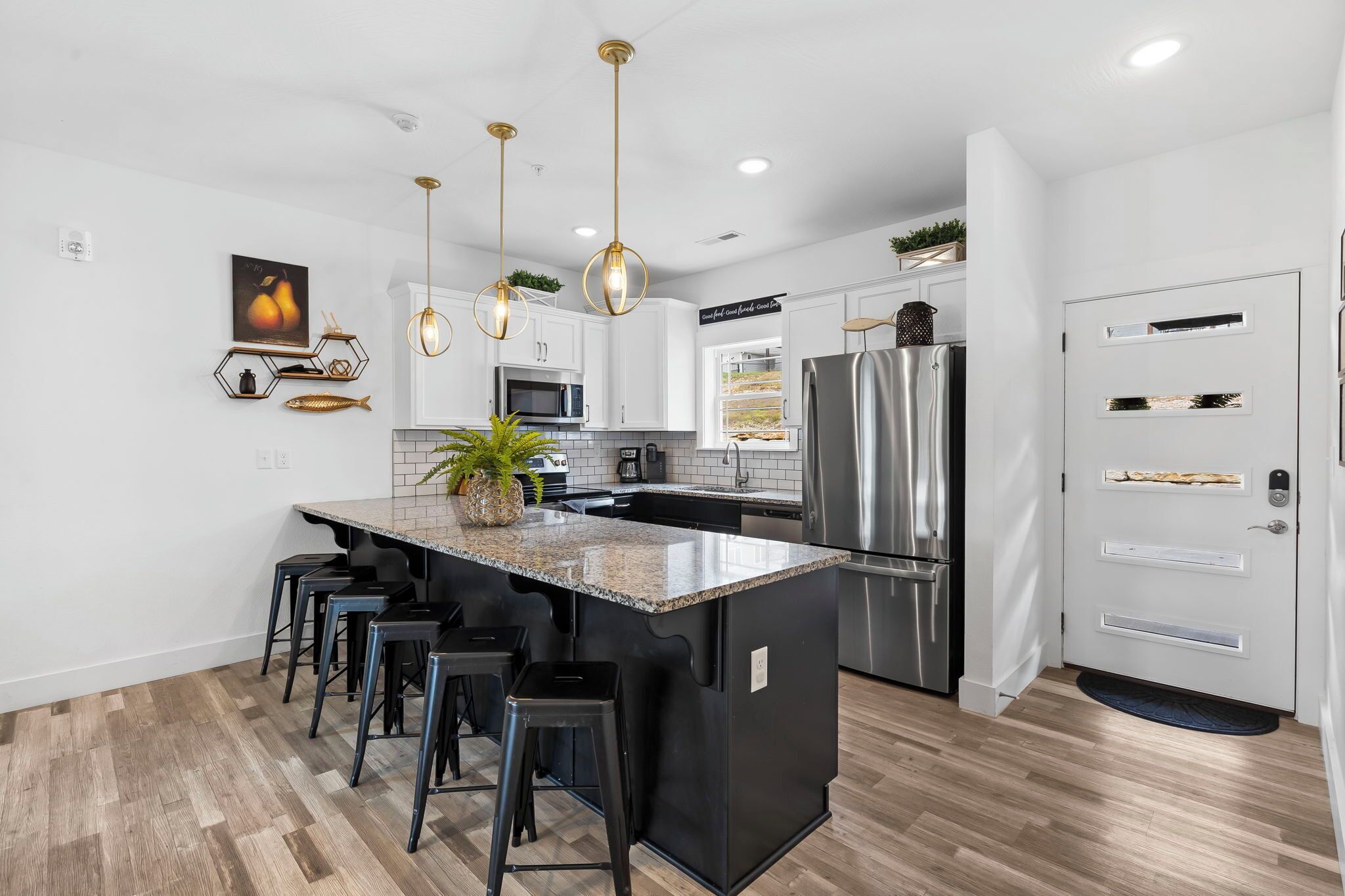 Køleskab, mikrobølgeovn, ovn, kogeplade