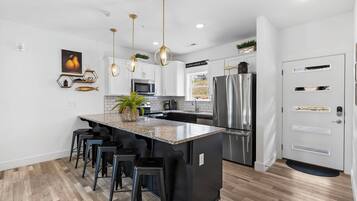 Køleskab, mikrobølgeovn, ovn, kogeplade