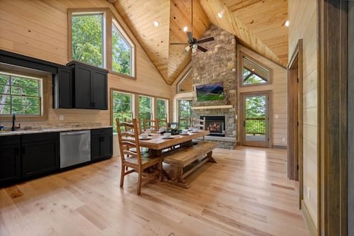 Stunning cabin nestled in the foothills of the Smoky Mountains
