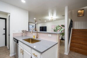 Fridge, microwave, oven, stovetop - Art Deco 3 Bedroom Near Ft Bliss (El Paso)