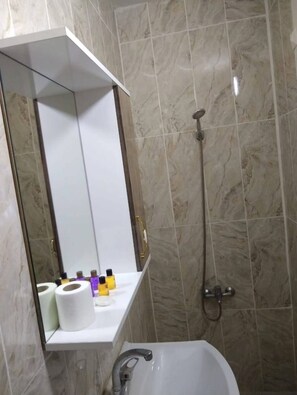 Familienapartment | Badezimmer | Hausschuhe
