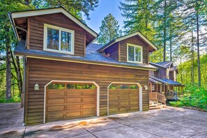Exterior - The River House' w/ Deck, on McKenzie River! (Springfield)