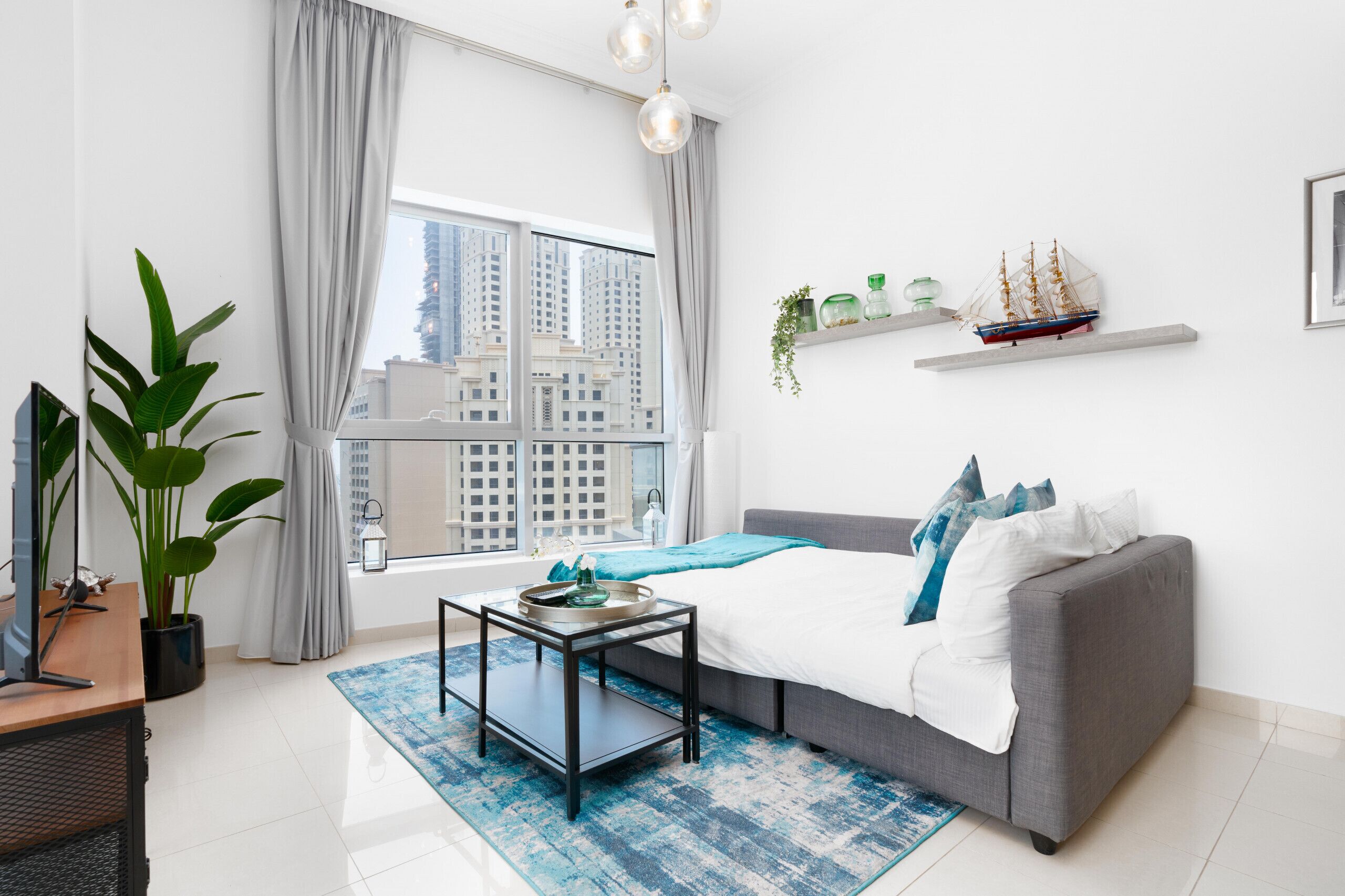 Een kluis op de kamer, een bureau, een strijkplank/strijkijzer