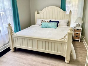 Een bureau, een strijkplank/strijkijzer, gratis wifi, beddengoed