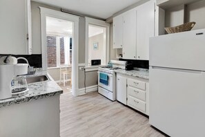 Frigorífico, microondas, horno y placa de cocina