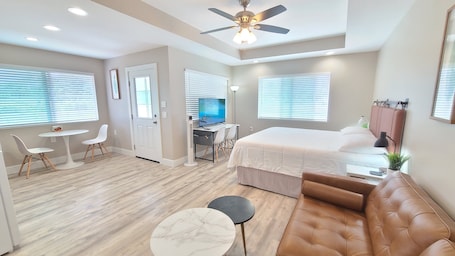 1 bedroom, free WiFi, bed sheets. Cozy and Modern Style Studio with King Size Bed Free Laundry in HPP