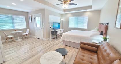 Air Conditioned! Cozy & Modern Style Studio King Bed Free Laundry