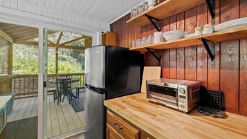 Refrigerador, microondas, cafetera y tetera y tetera eléctrica