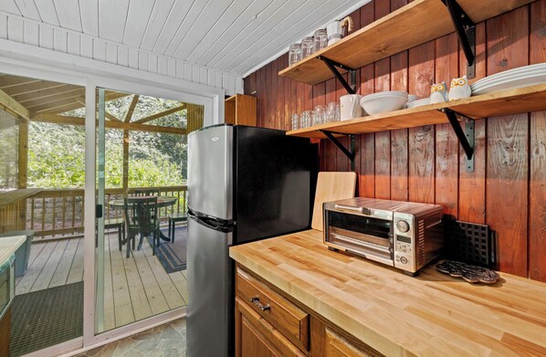 Kühlschrank, Mikrowelle, Wasserkocher mit Kaffee-/Teezubehör