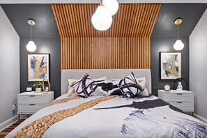 4 dormitorios, escritorio, tabla de planchar con plancha y cuna de viaje