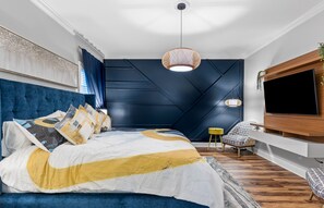 4 dormitorios, escritorio, tabla de planchar con plancha y cuna de viaje