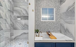 Haartrockner, Handtücher, Seife, Toilettenpapier