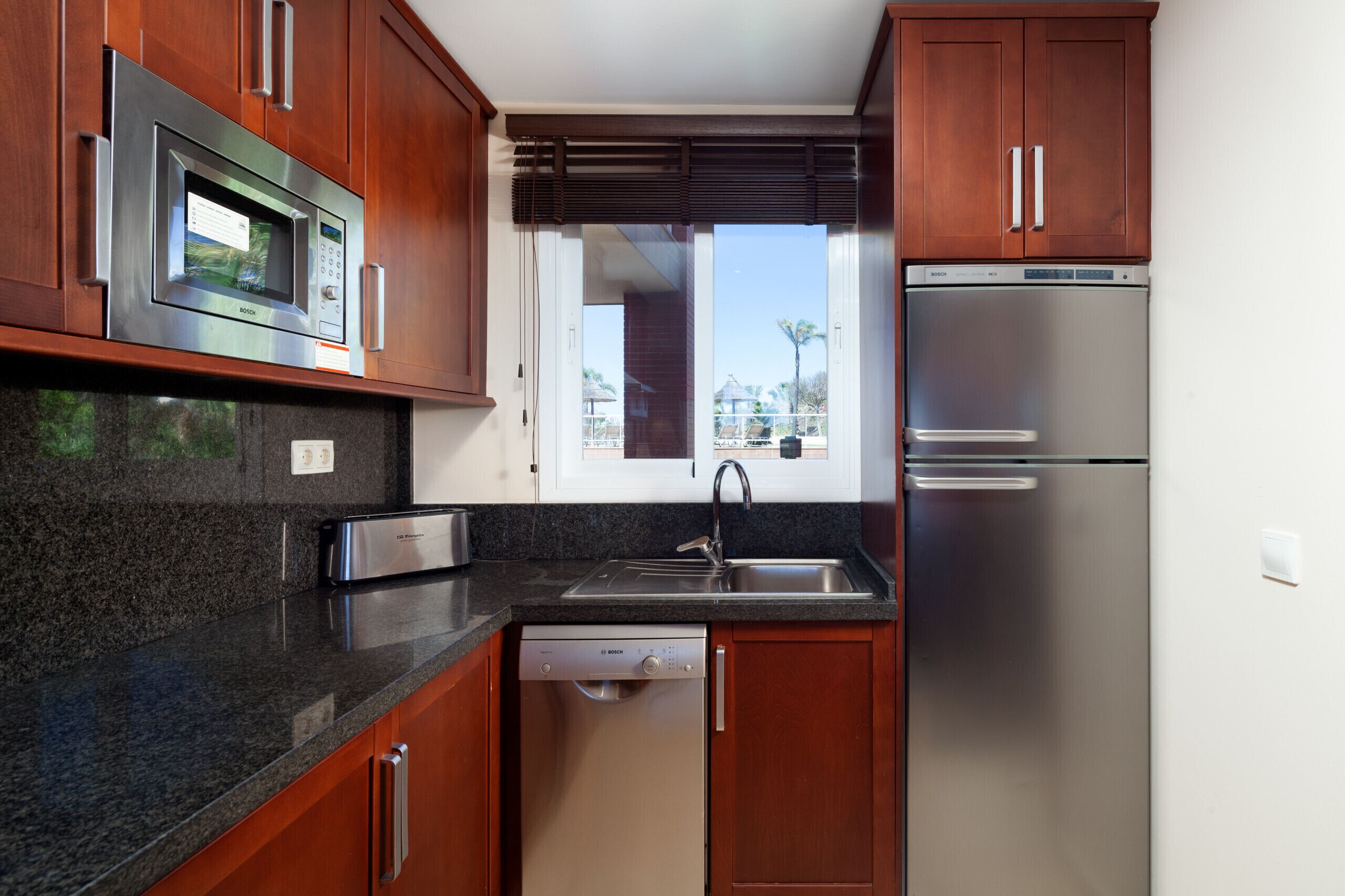 Een koelkast, een magnetron, een oven, een vaatwasser