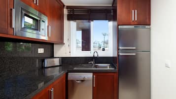 Een koelkast, een magnetron, een oven, een vaatwasser