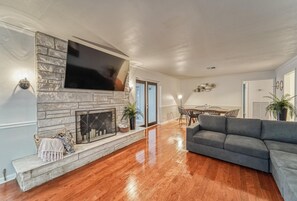 Una Smart TV, una chimenea, una mesa de tenis de mesa