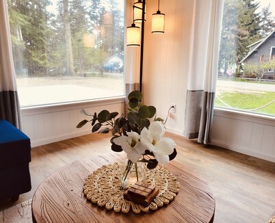 Cozy Cottage with hot tub, firepit, mountain and water view, pets welcome