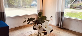 Cozy Cottage with hot tub, firepit, mountain and water view, pets welcome