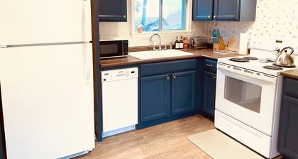 Cozy Cottage with hot tub, firepit, mountain and water view, pets welcome