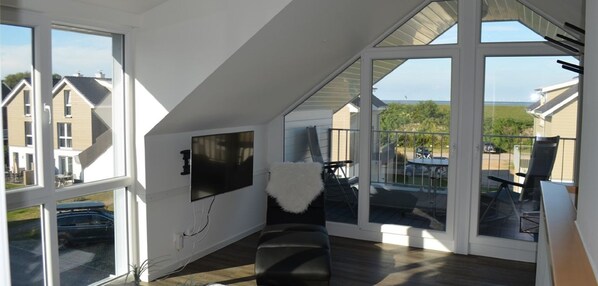 Unclassified image, 1 of 12, button - Haus Nr. 37, Ferienhaus Deichgraf - Gepflegtes Ferienhaus, Sauna, Süd-terrasse, Loggia mit Meerblick (Wangerland)