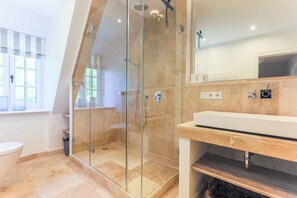 Sèche-cheveux, serviettes fournies