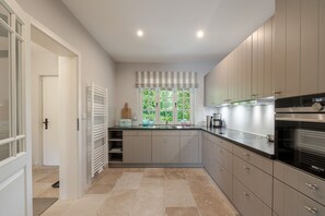Fridge, oven, stovetop, dishwasher