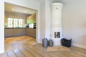 Kjøleskap, ovn, kokeplater og oppvaskmaskin