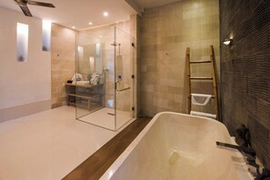 Bañera, secador de pelo, bidet, toallas