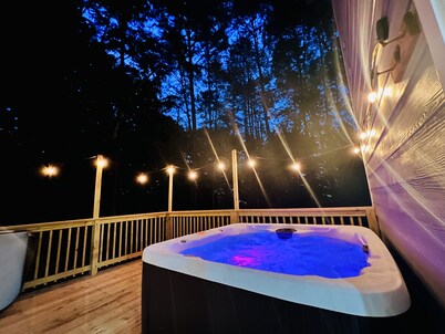 Secluded cozy Cabin/Prime location/Family-oriented/Hot tub/Pet-friendly/Fire-pit