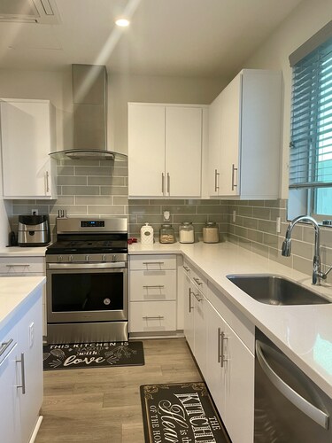 Brand new condo 5 mins from downtown!