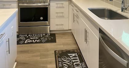 Brand new condo 5 mins from downtown!