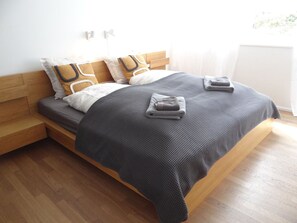 3 bedrooms, travel cot, free WiFi, bed sheets