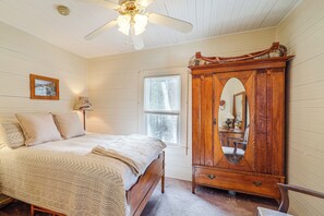 3 bedrooms, desk, free internet, bed sheets