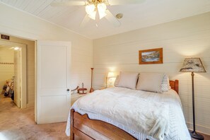 3 bedrooms, desk, free Internet, bed sheets