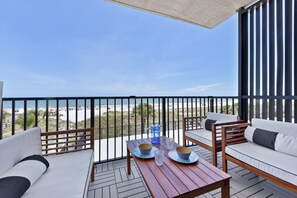 Outdoor dining - Luxury condo right on the beach! Enjoy the oceanfront at discount prices!  (Jacksonville Beach)
