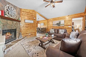 Smart TV, caminetto, videogiochi, lettore DVD