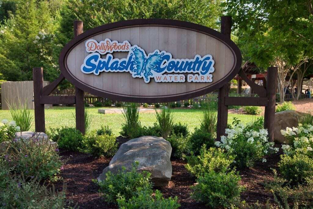A wooden sign for Splash County Water Park with a logo and text.