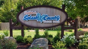 Placa de madeira para o Splash County Water Park, com logotipo e texto.