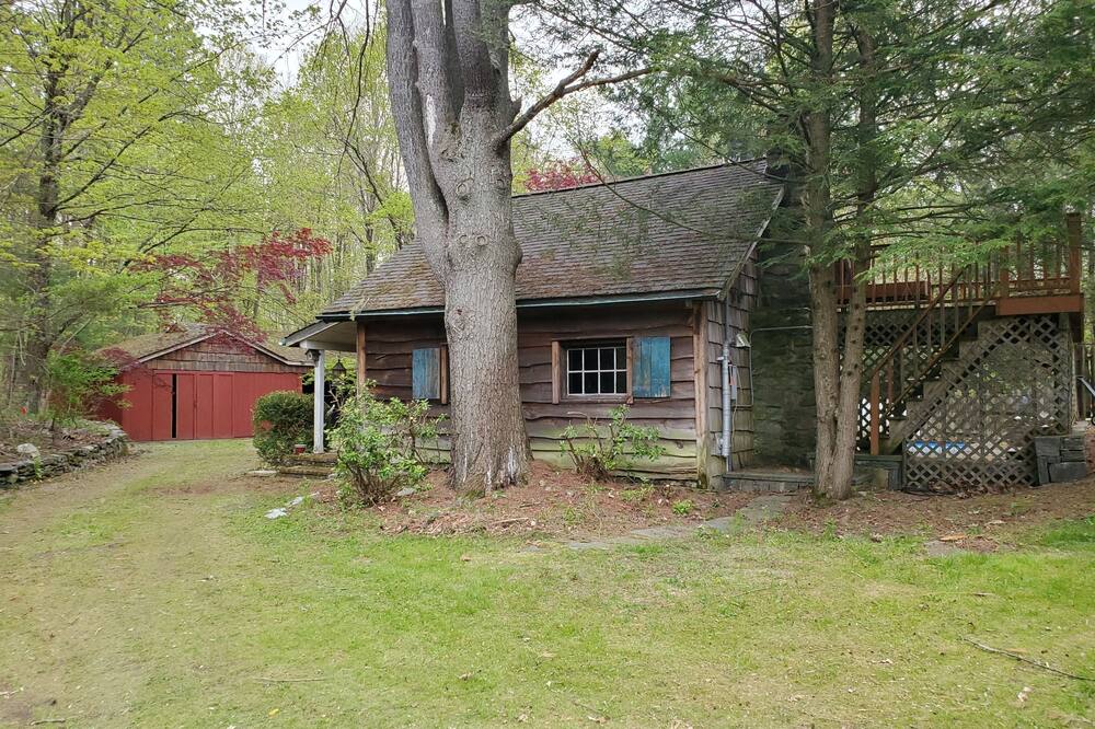 The Lucky Goat, a quiet country cottage about an hour from NYC, just off the TSP