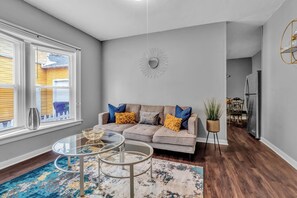 Smart TV, books - EXPLORE & RELAX Heart of the city,NEAR EVERYTHING! (Buffalo)