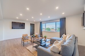 TV - Brand new 2 bedroom suite in the heart of Beamsville’s wine route (Lincoln)