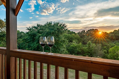 Private cabin with amenities ⭐️Location⭐️Spa Pool⭐️Hot tub⭐️Firepit⭐️Pets