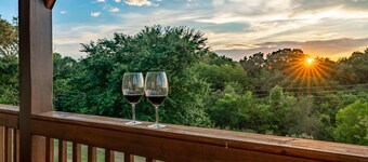 Private cabin with amenities ⭐️Location⭐️Spa Pool⭐️Hot tub⭐️Firepit⭐️Pets